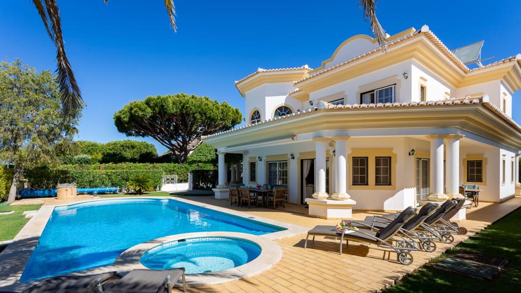 Casa Bela and the private pool